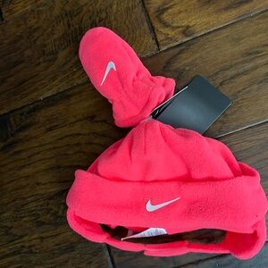 Nike infant hat and mitten 2pc set with tags Pink